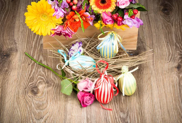 Ostereier mit Blumen auf Holzgrund — Stockfoto