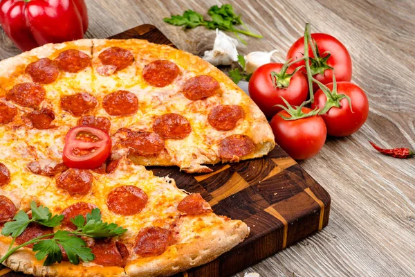 Hete Pizza Houten Achtergrond Rechtenvrije Stockfoto's