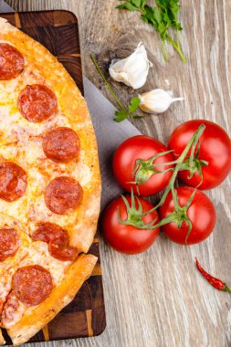 Ahşap arka plan üzerinde sıcak pizza fotoğrafı