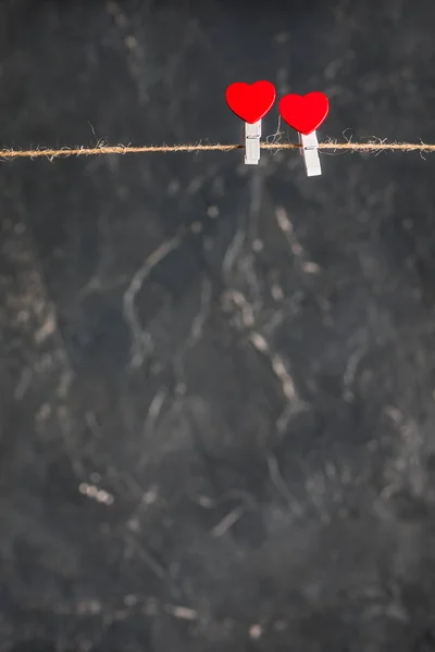 Kalpler Sevgililer günü kartı boş alanı closeup pimleri ve 