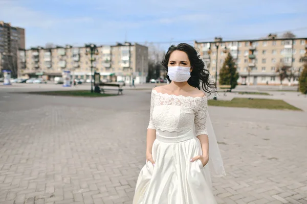Bruid Medisch Masker Straat Van Stad Tijdens Coronavirus Epidemie Huwelijksdag — Stockfoto
