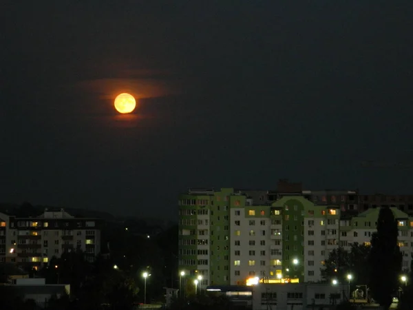 Lua Fundo Cidade Noturna — Fotografia de Stock