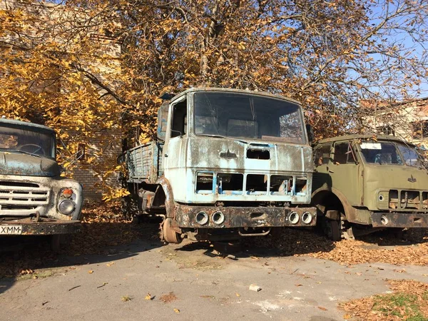 Caminhões Velhos Abandonados Num Aterro — Fotografia de Stock