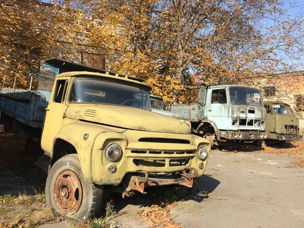 Çöplükte terk edilmiş eski kamyonlar..