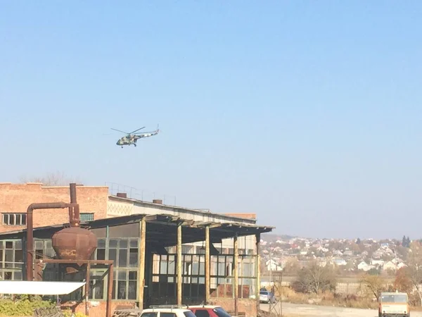 Terk edilmiş bir üs üzerinde helikopter uçuşu..