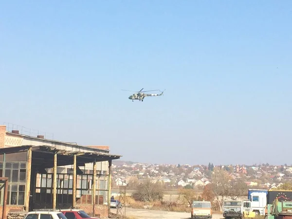 Terk edilmiş bir üs üzerinde helikopter uçuşu..