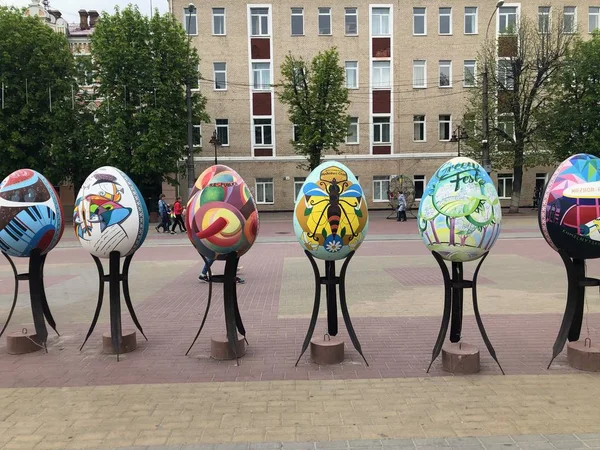 Şehrin merkezinde Paskalya yumurtaları.