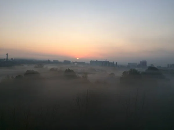Amanecer Niebla Sobre Ciudad Sale Sol — Foto de Stock