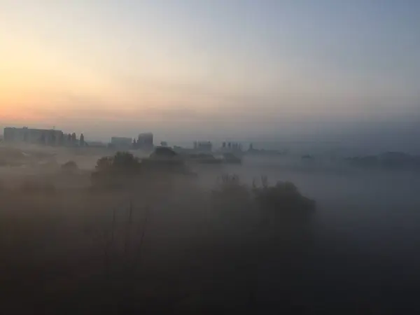 Şafak, şehrin üzerinde sis, güneş doğuyor..