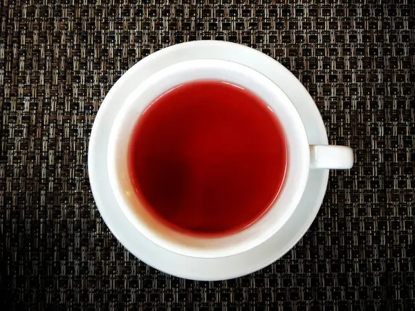 白いカップでお茶を — ストック写真