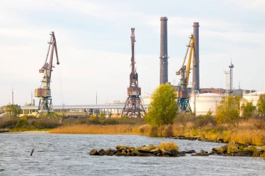 iskele vinçleri denize karşı