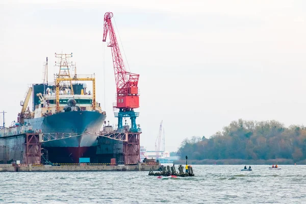 Gemiler ve yelkenliler tersanede bekliyor.