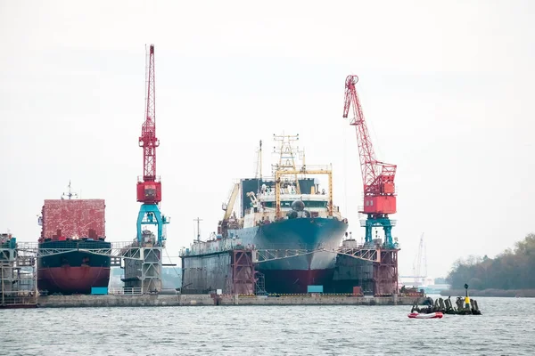 Gemiler ve yelkenliler tersanede bekliyor.