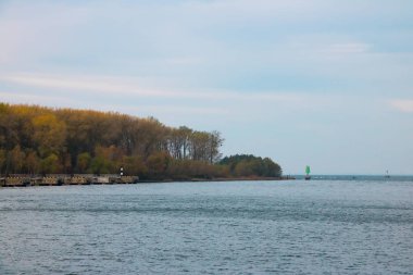 Adalar ve kıyılar sazlığa bağlanmış.