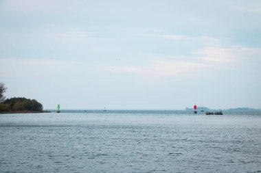 Deniz fenerleri suyun üzerinde duruyor.