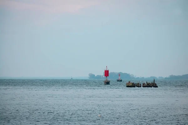 Deniz fenerleri suyun üzerinde duruyor.