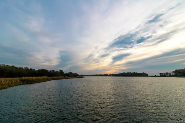 Denizde gün doğumları ve günbatımları
