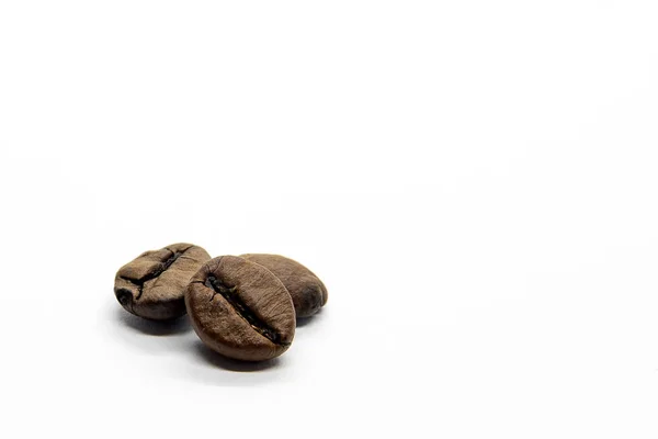 Кофе Бобы Лежат Отдельно Белом Фоне — стоковое фото