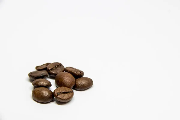Kaffebönor Ligger Separat Vit Bakgrund — Stockfoto