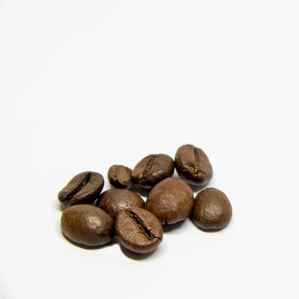 Koffiebonen Liggen Apart Een Witte Achtergrond — Stockfoto