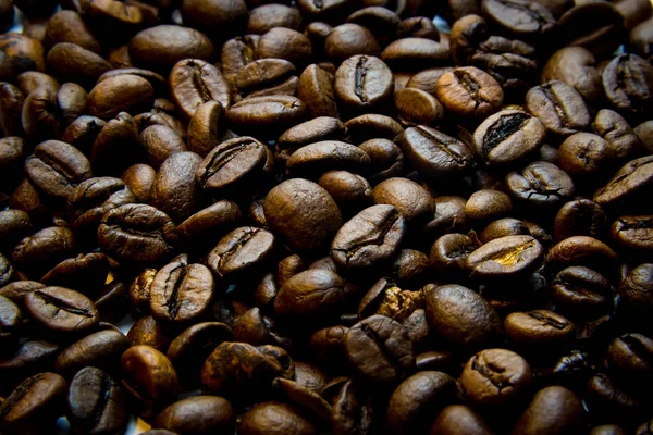 Koyu kahve çekirdeklerinin koyu arka planı