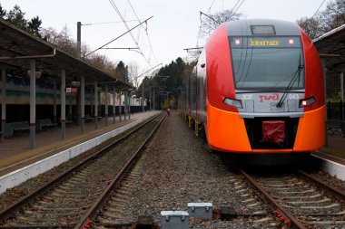 İstasyonda tren ve personel.