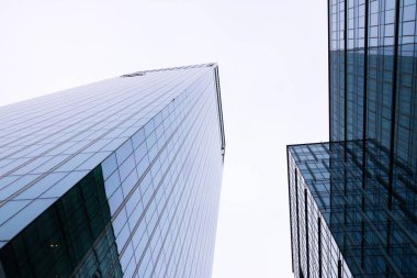 Gökyüzüne karşı camdan ve çelikten duvar
