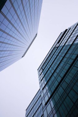 Gökyüzüne karşı camdan ve çelikten duvar