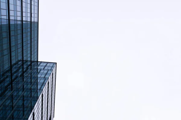 Gökyüzüne karşı camdan ve çelikten duvar