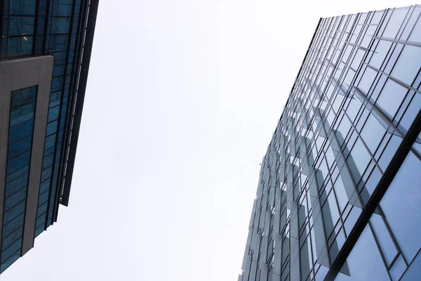 Gökyüzüne karşı camdan ve çelikten duvar