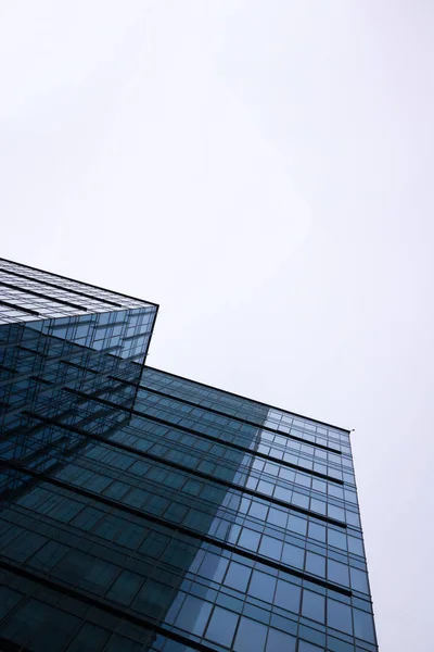 Gökyüzüne karşı camdan ve çelikten duvar