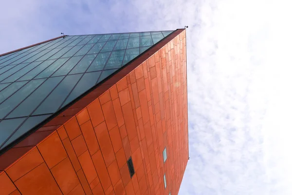 Gökyüzüne karşı camdan ve çelikten duvar