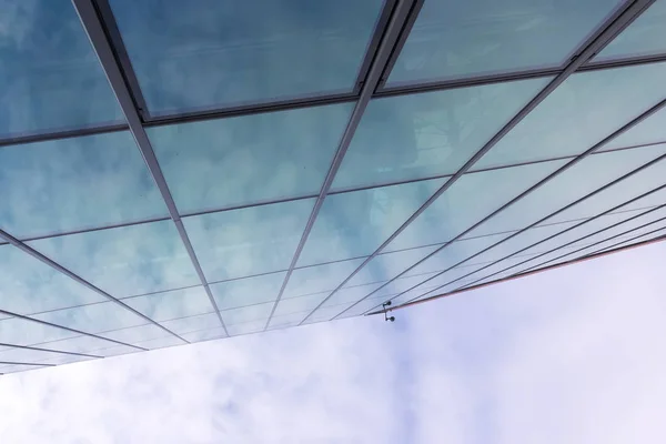 Gökyüzüne karşı camdan ve çelikten duvar