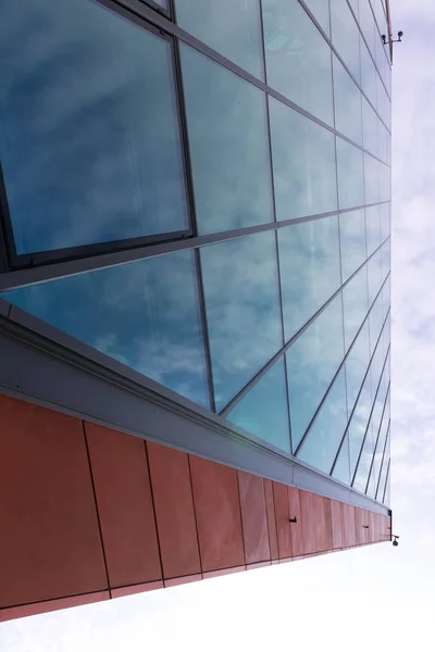 Gökyüzüne karşı camdan ve çelikten duvar