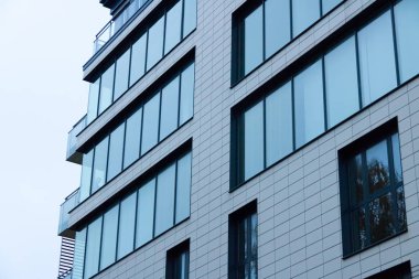 Gökyüzüne bakan pencereli ev duvarı