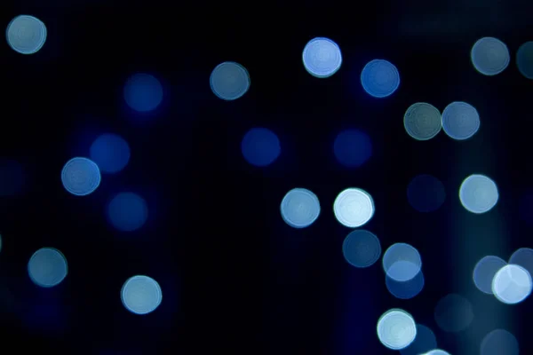 kopyalanmış mavi bokeh ile koyu arkaplan