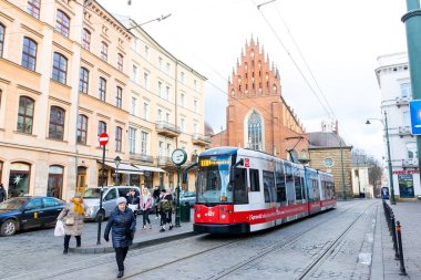 Polonya, Krakow, 11 / 01 / 2020: eski kilisenin arka planında tramvaylar