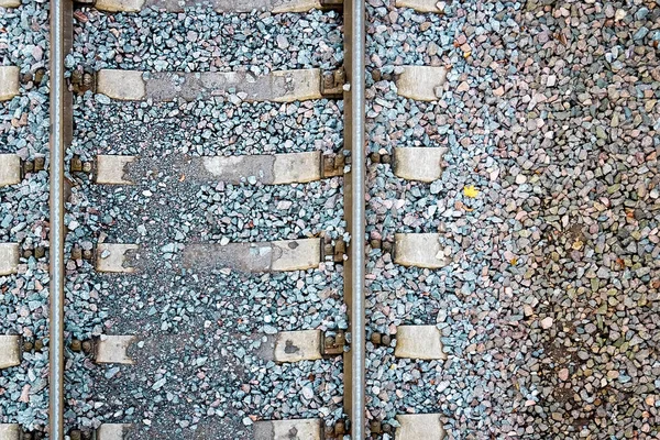 Yukarıdan gelen gri raylar