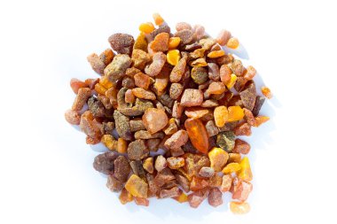 Beyaz arkaplanda kehribar parçaları