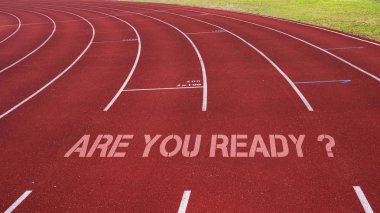 Motivasyonel teklif koşu parkuru üzerinde yazılı: Are sen hazır?