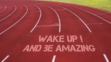 Motivasyonel teklif koşu parkuru üzerinde yazılı: Wake Up! Ve Am