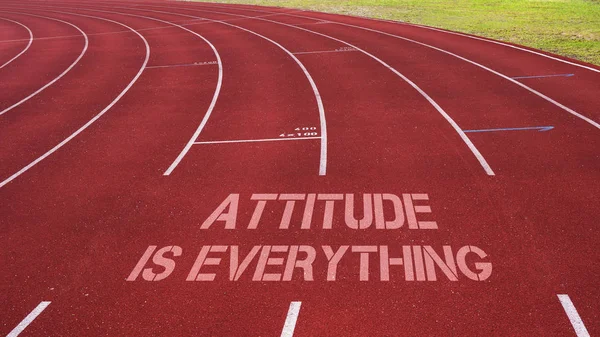 Cita motivacional escrita en la pista de atletismo: La actitud está en todas partes — Foto de Stock