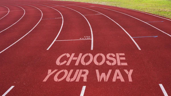 Cita motivacional escrita en pista de atletismo: Elige tu camino —  Fotos de Stock