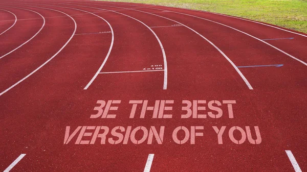 Cita motivacional escrita en pista de atletismo: Sé la mejor versión —  Fotos de Stock