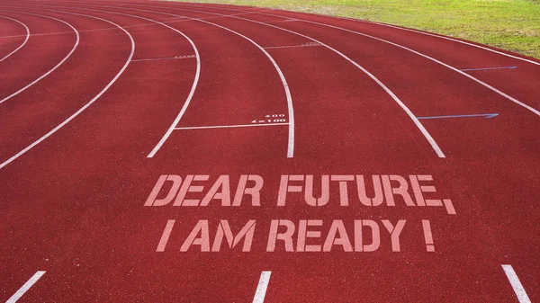 Cita motivacional escrita en la pista de atletismo: Querido futuro, estoy —  Fotos de Stock