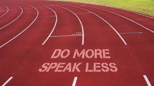 Citação motivacional escrita na faixa de corrida: Faça mais Fale menos — Fotografia de Stock