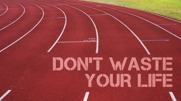 Cita motivacional escrita en pista de atletismo: Don 't Waste Your L —  Fotos de Stock