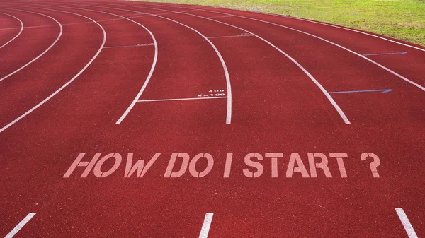 Cita motivacional escrita en pista de atletismo: ¿Cómo empiezo? ? —  Fotos de Stock