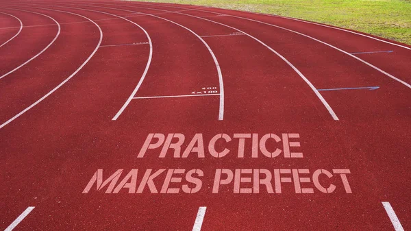 Motivationszitat auf Laufstrecke geschrieben: Übung macht perf — Stockfoto