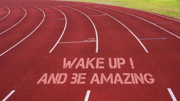 Cita motivacional escrita en la pista de atletismo: Wake Up! Y ser Am —  Fotos de Stock